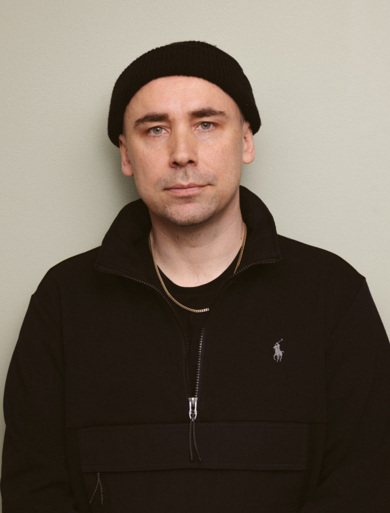 Jussi Laine, vihreä tausta, muotokuva.