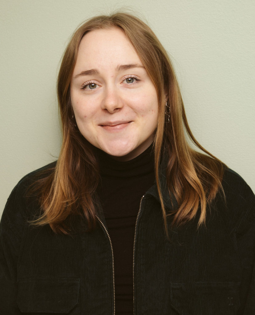 Tessa Ylinen, muotokuva, vihreä tausta.
